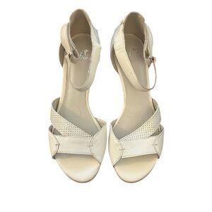 Comfort Off White Heel Velcro Sandals Size 8